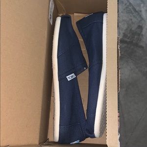 navy blue toms